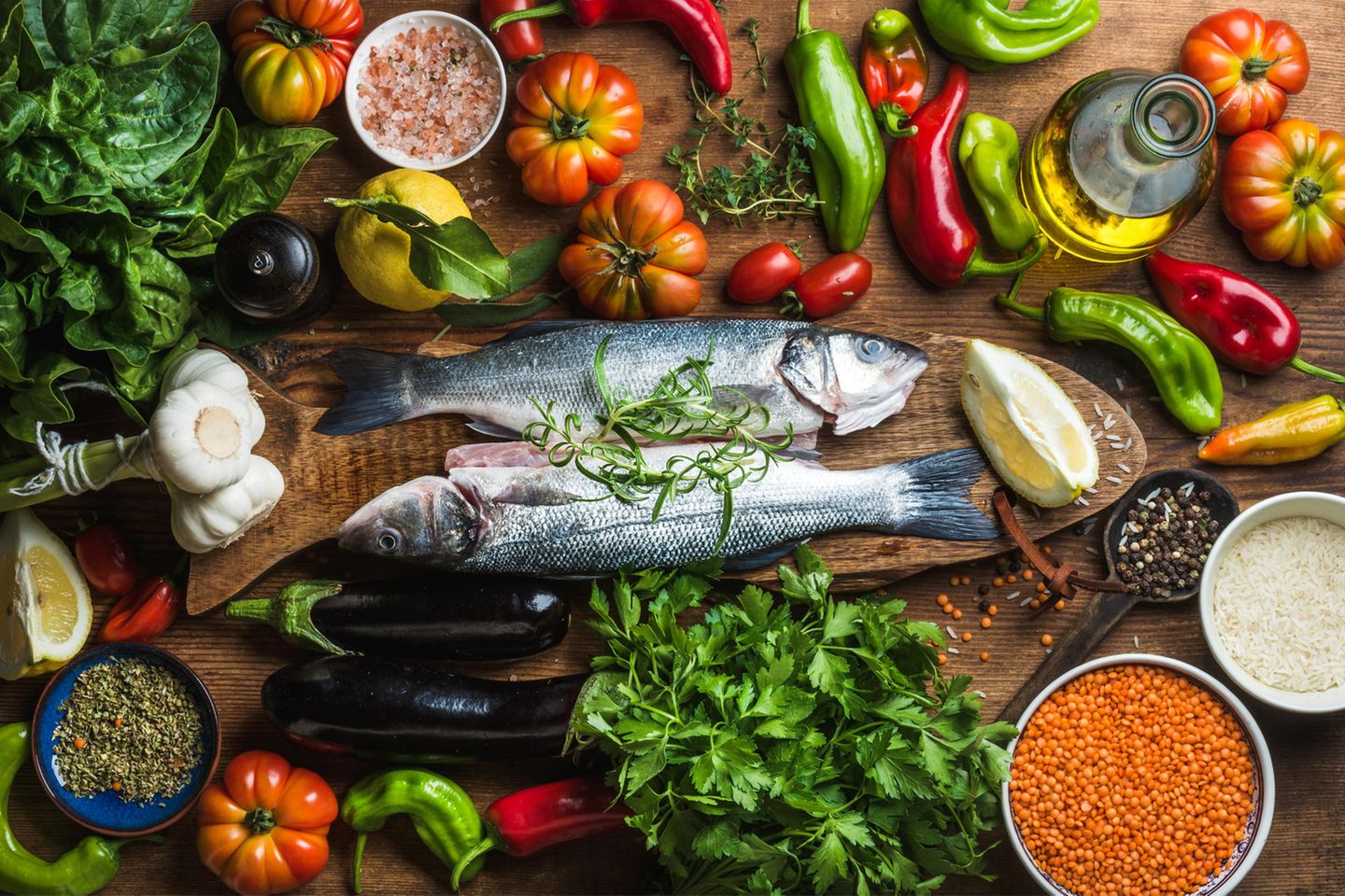 Ernährung bei Gicht: Fisch und Gemüse auf dem Tisch