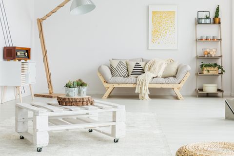 Palettenmöbel: Inspiration für Garten und Wohnung: Wohnzimmer mit Sofa, Stehlampe und Palettentisch