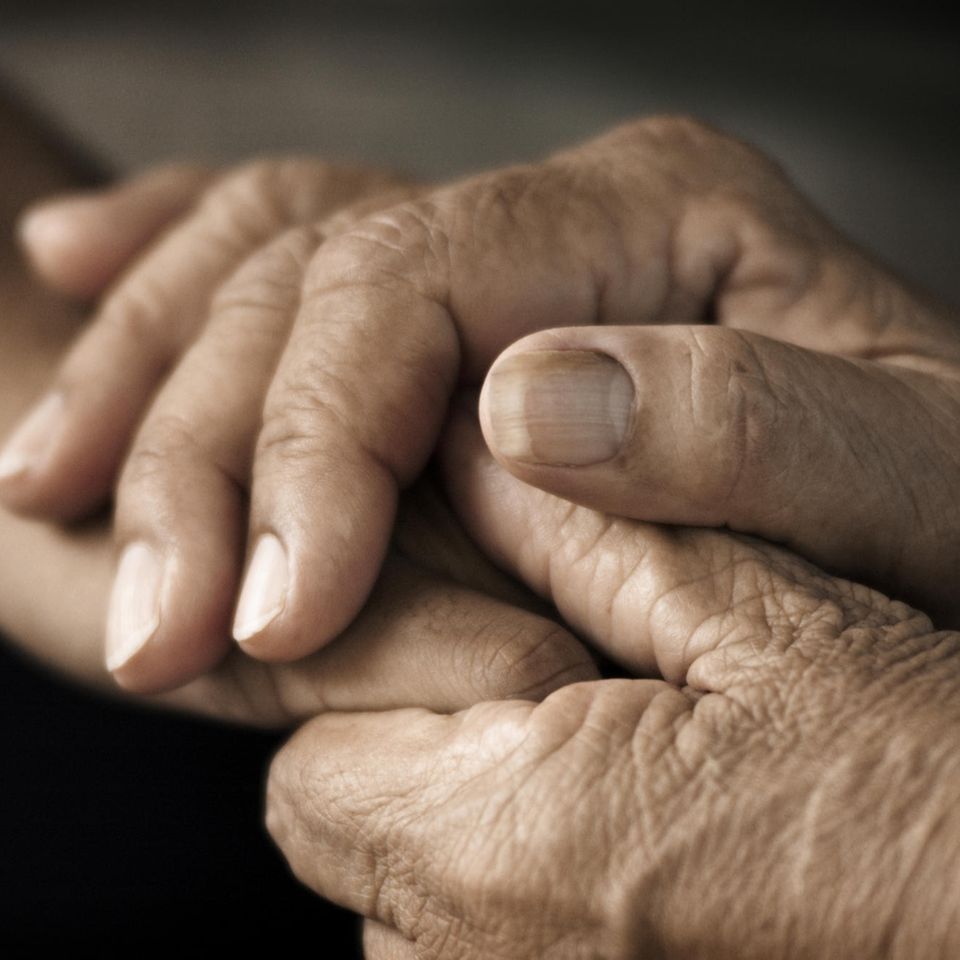 Sterbehilfe: Zwei Hände halten einander