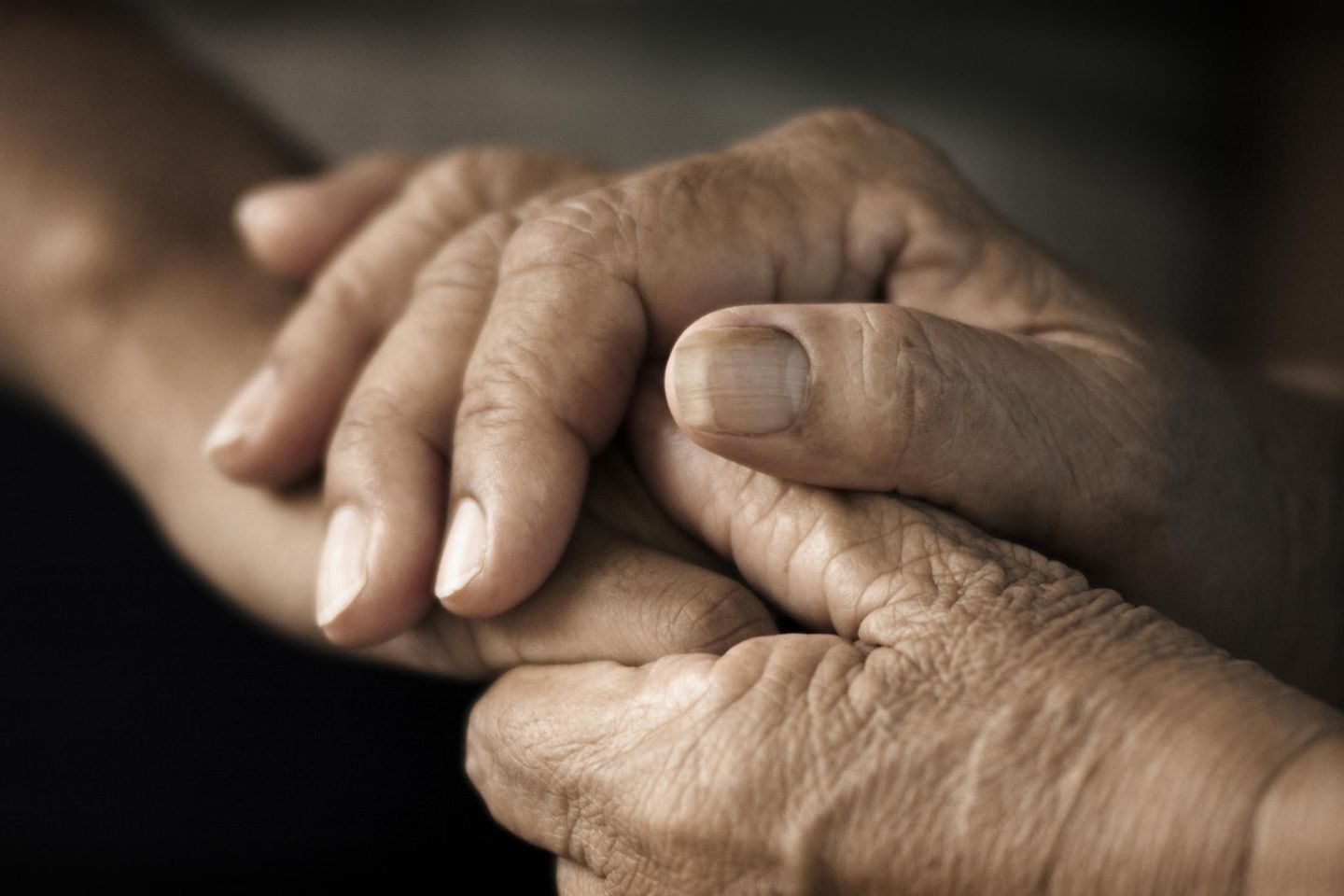 Sterbehilfe: Zwei Hände halten einander