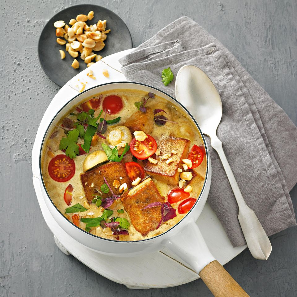 Tofu-Gulasch mit Erdnüssen