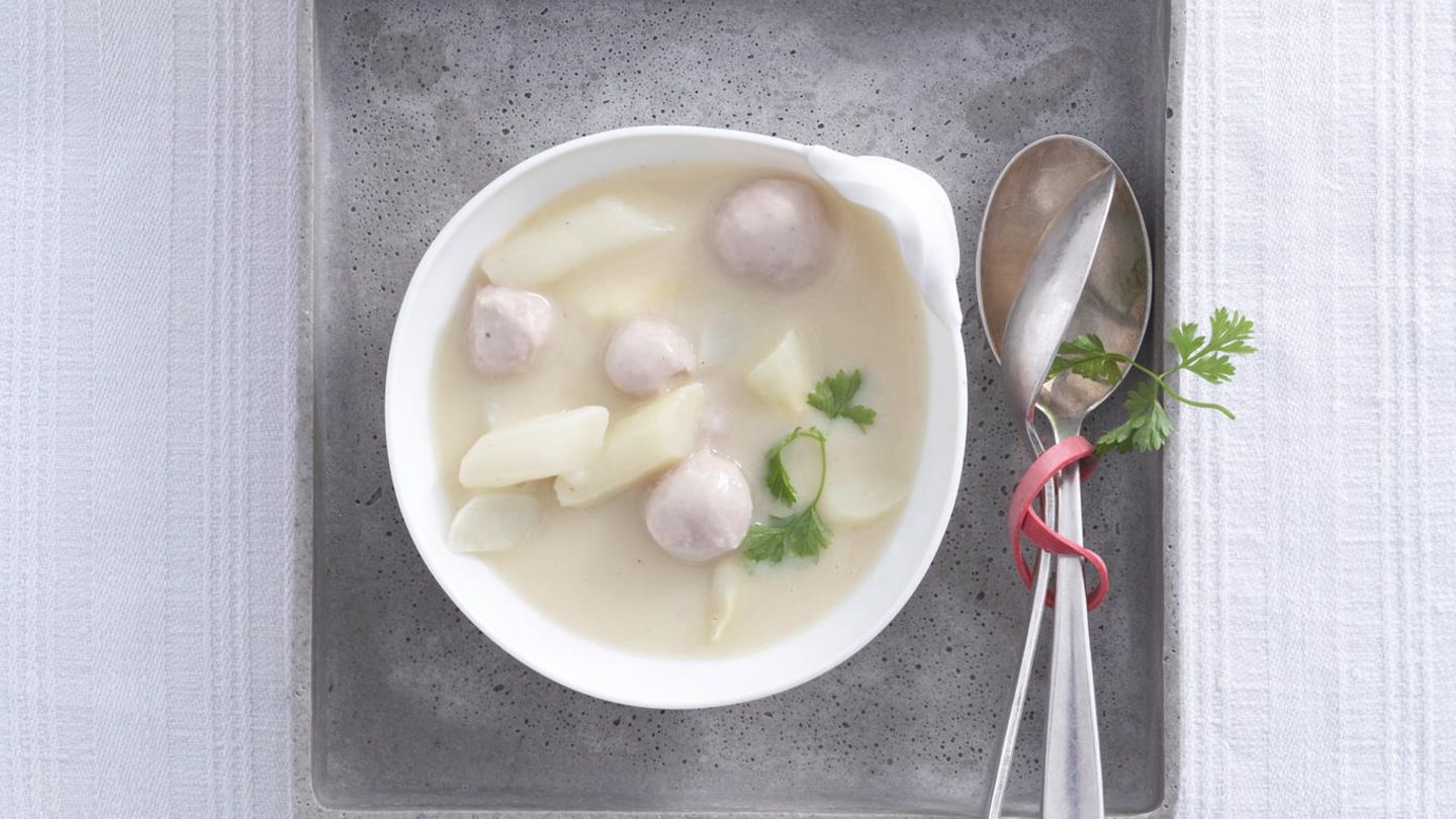 Spargelcreme-Suppe mit Fleischklößchen und Kerbel | BRIGITTE.de