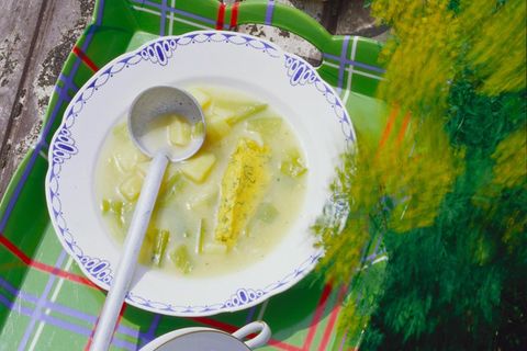 Kartoffel-Porree-Suppe mit Möhrennocken
