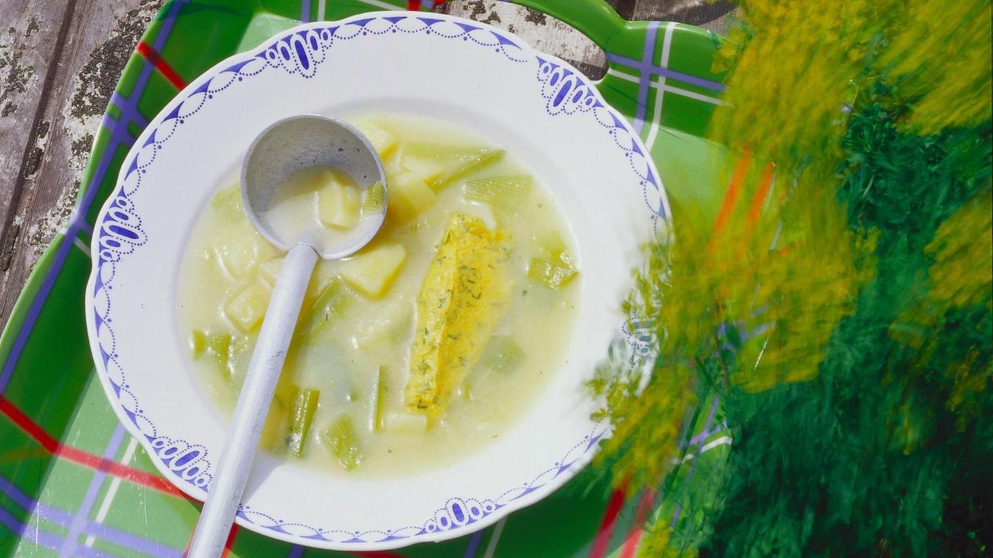 Kartoffel-Porree-Suppe mit Möhrennocken | BRIGITTE.de