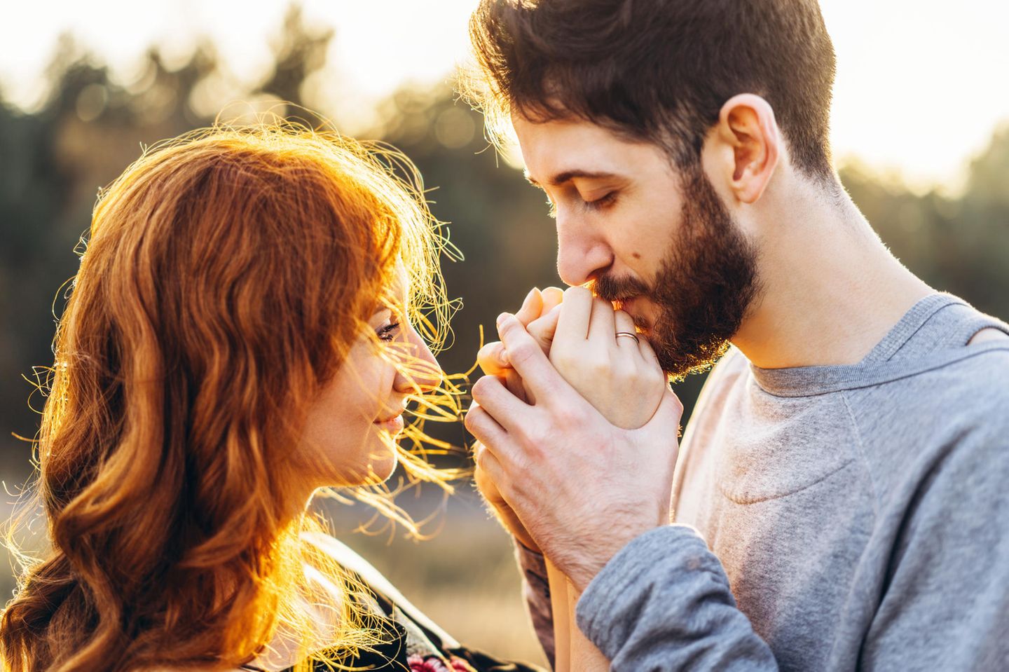 Wenn ein Mann eine Frau wirklich will: Ein Mann küsst die Hände seiner Freundin
