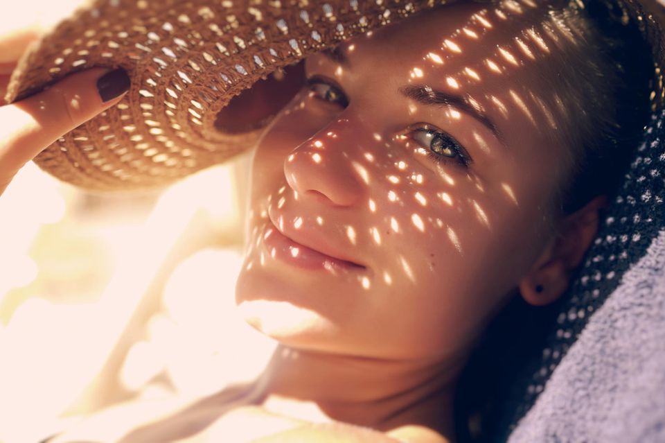 Sonnenbaden: Frau mit Sonnenhut
