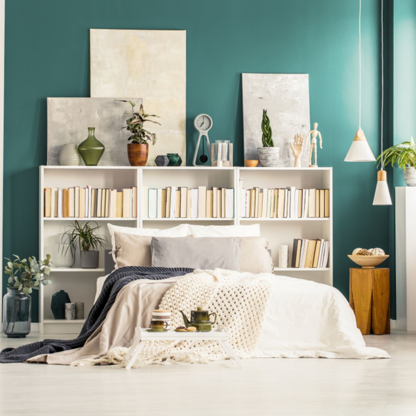 Wandgestaltung Schlafzimmer: 6 kreative Ideen: Bett vor einer kleinen Bücherwand und grüner Wandfarbe
