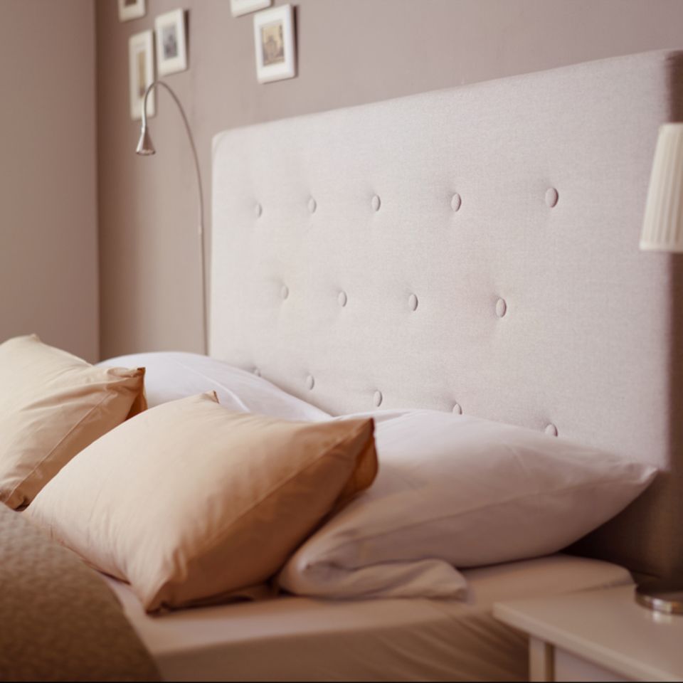 Wandgestaltung Schlafzimmer: 6 kreative Ideen: Bett und Wand in Beige- und Brauntönen