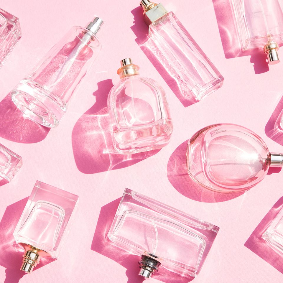Parfum selber machen: Ganz viele Parfumflakons vor rosafarbenem Hintergrund