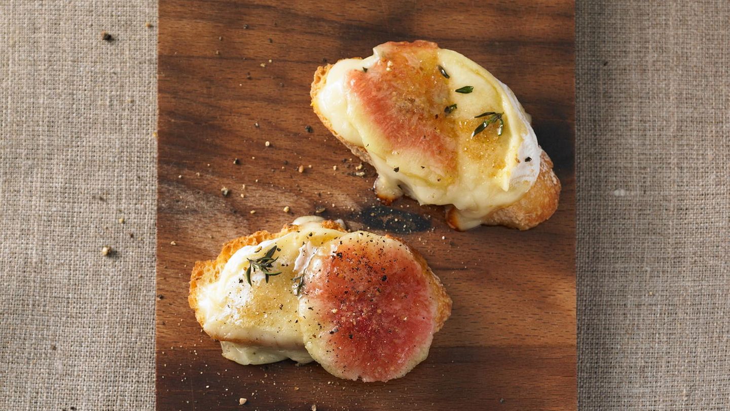 Ziegenkäse-Crostini auf Feigen-Carpaccio | BRIGITTE.de