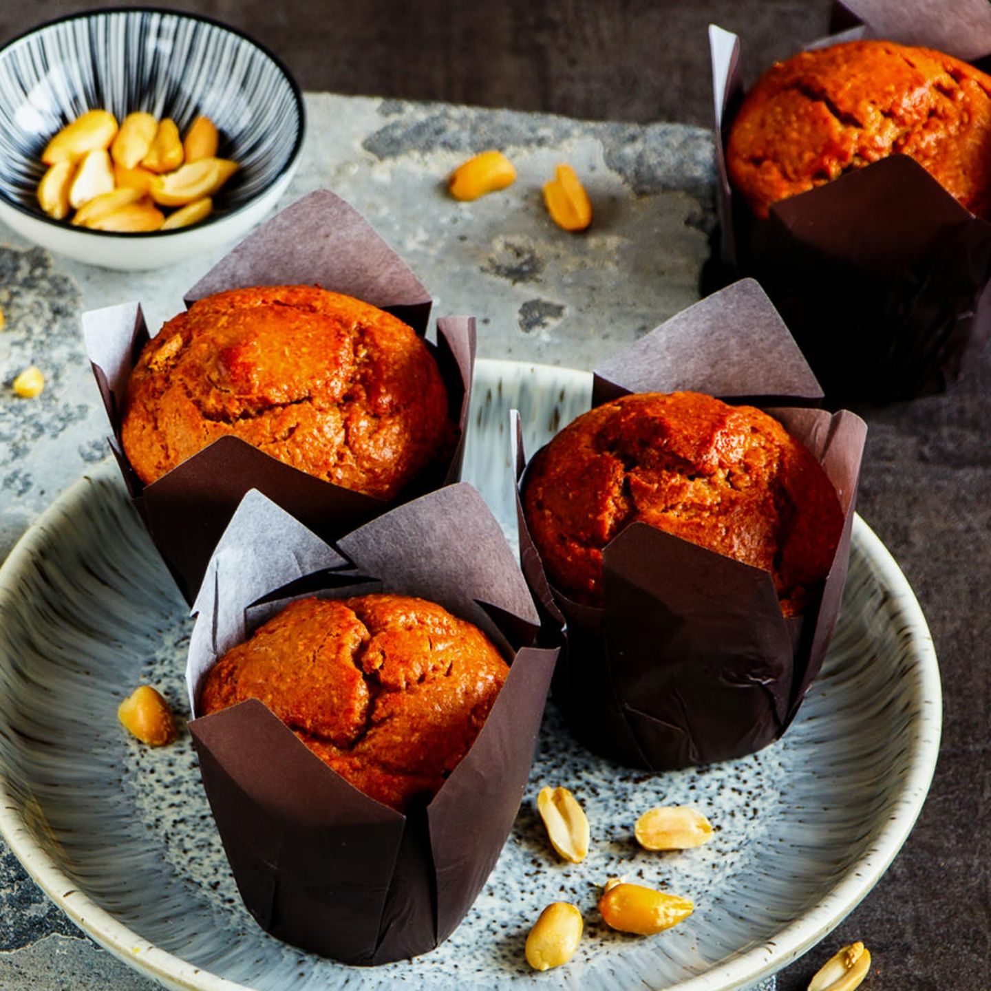 Muffins mit Erdnüssen und weißer Schokolade