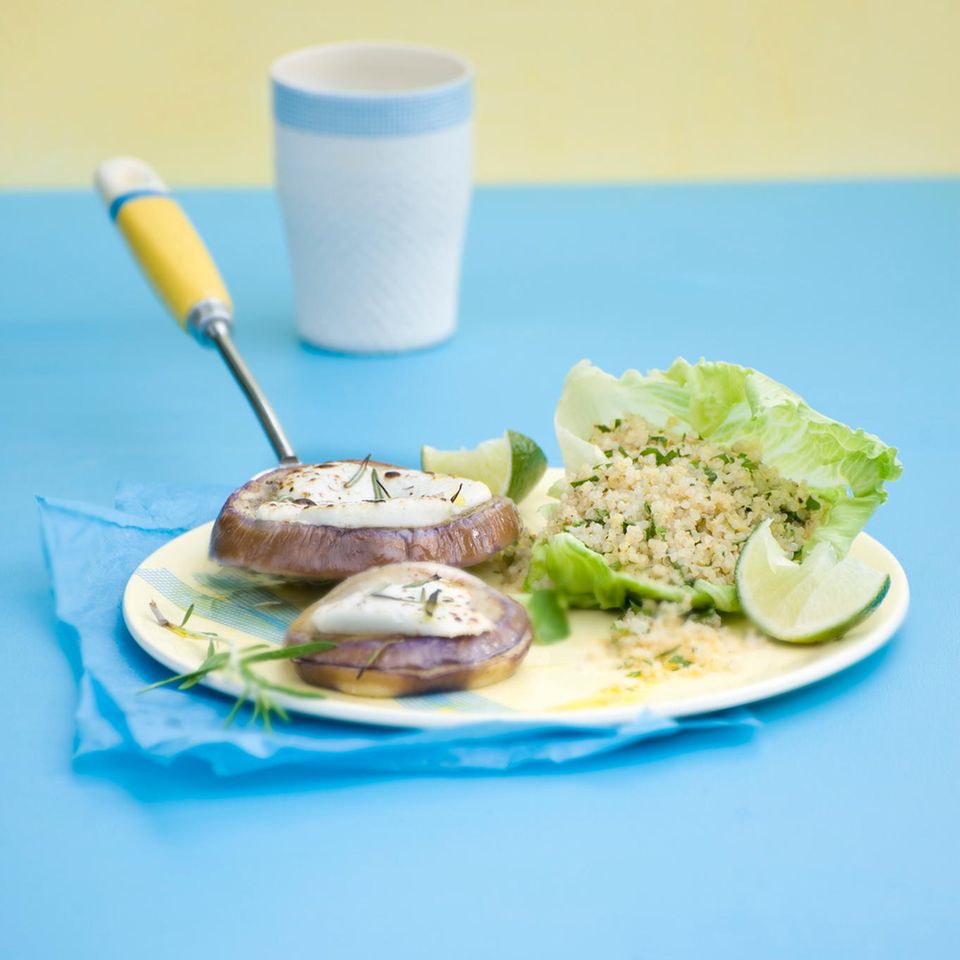 Quinoa-Kräuter-Salat mit Auberginen-Käse-Talern