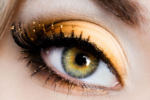 Grüne Augen schminken: Grünes Auge geschminkt mit goldenem Lidschatten