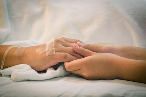 Mutter erwacht nach 27 Jahren aus dem Koma: Hände auf Krankenhausbett