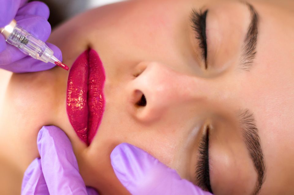 Permanent Make-up Lippen: Frau bekommt Permanent Make-up an den Lippen