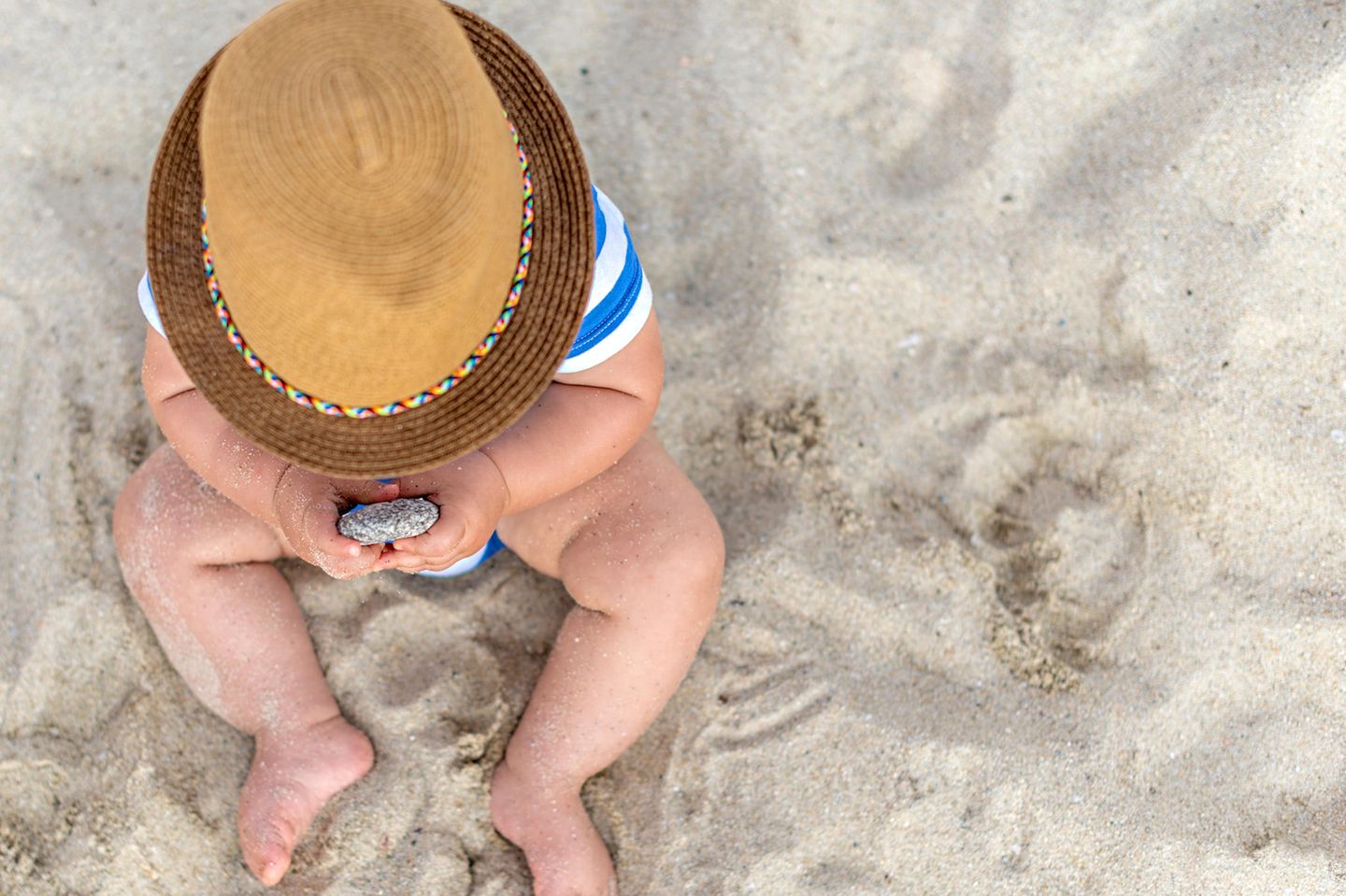 Baby-Sonnencreme: Kind am Strand