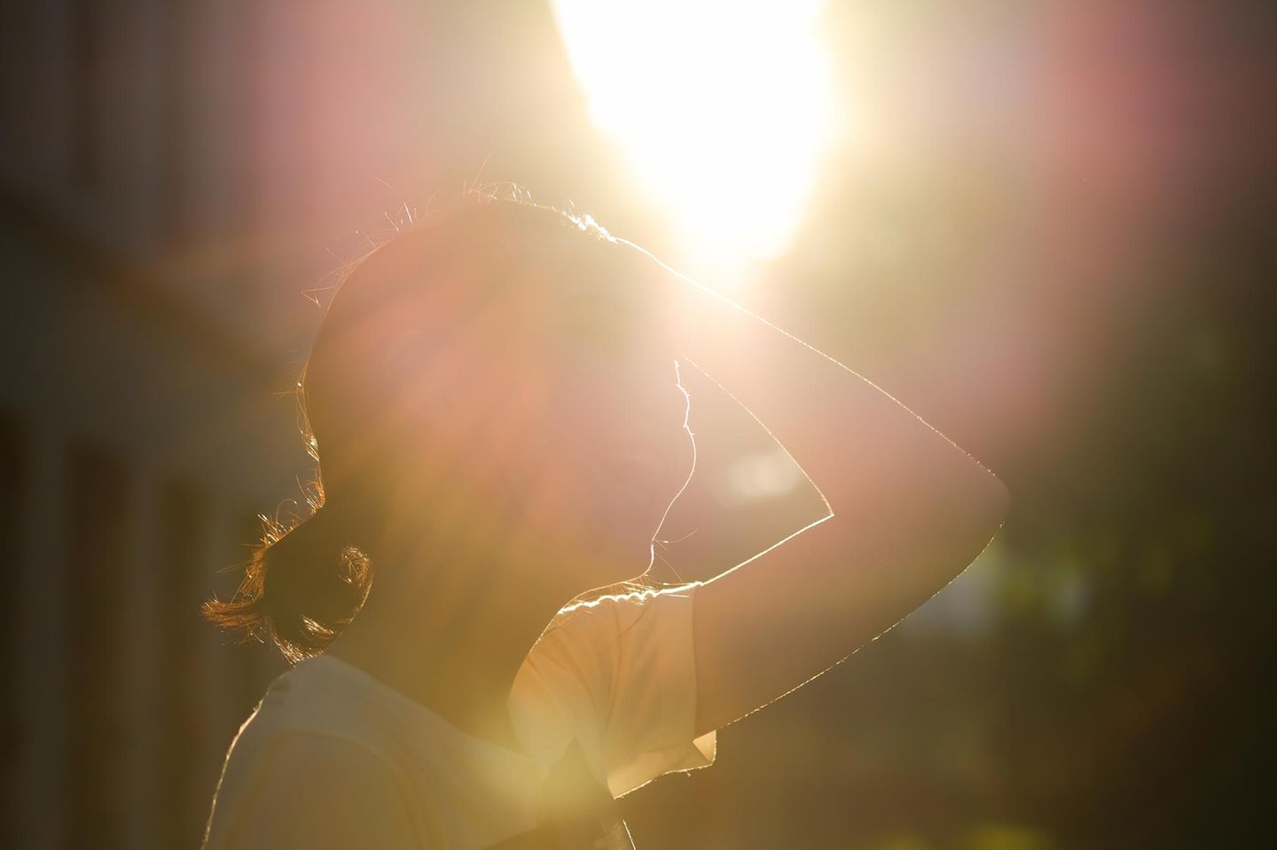 Sonnenstich Frau steht in der Sonne