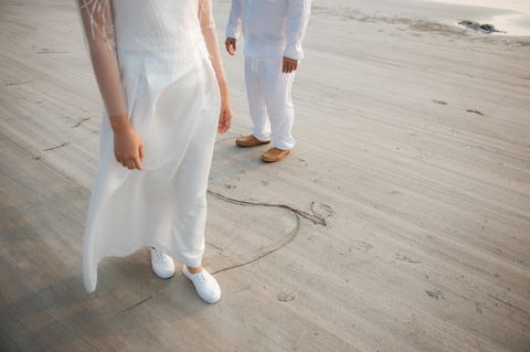 Whisper: Ein Brautpaar am Strand
