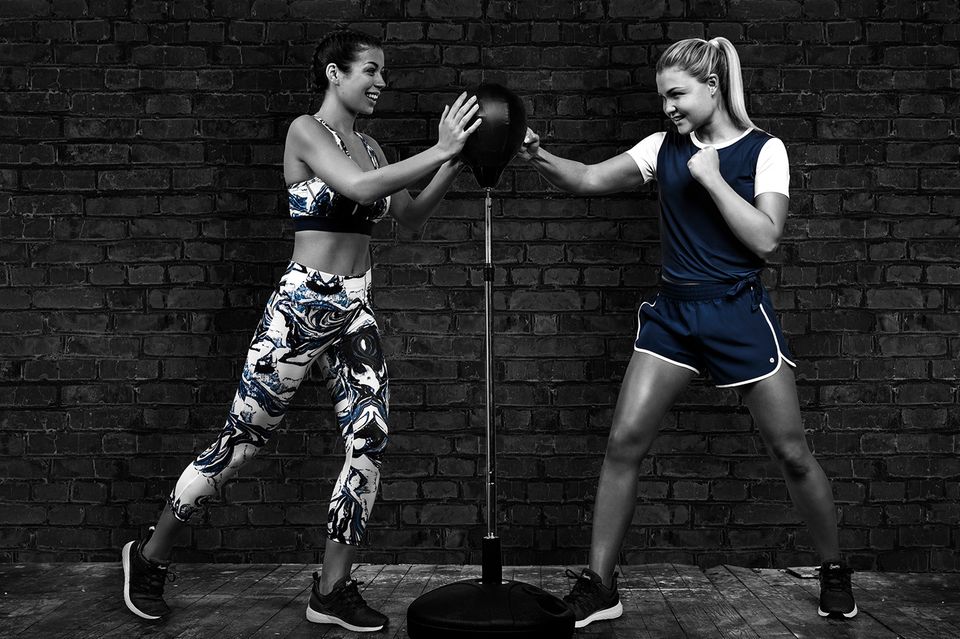 Sophia Thiel und Fitnessmodell tranieren Boxen