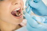 Vorsorge: Frau beim Zahnarzt