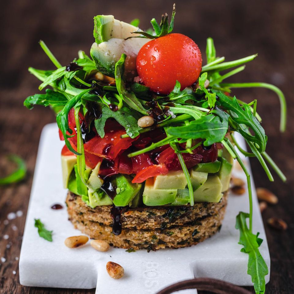 Avocado-Tomaten-Salat auf Knoblauch-Toast