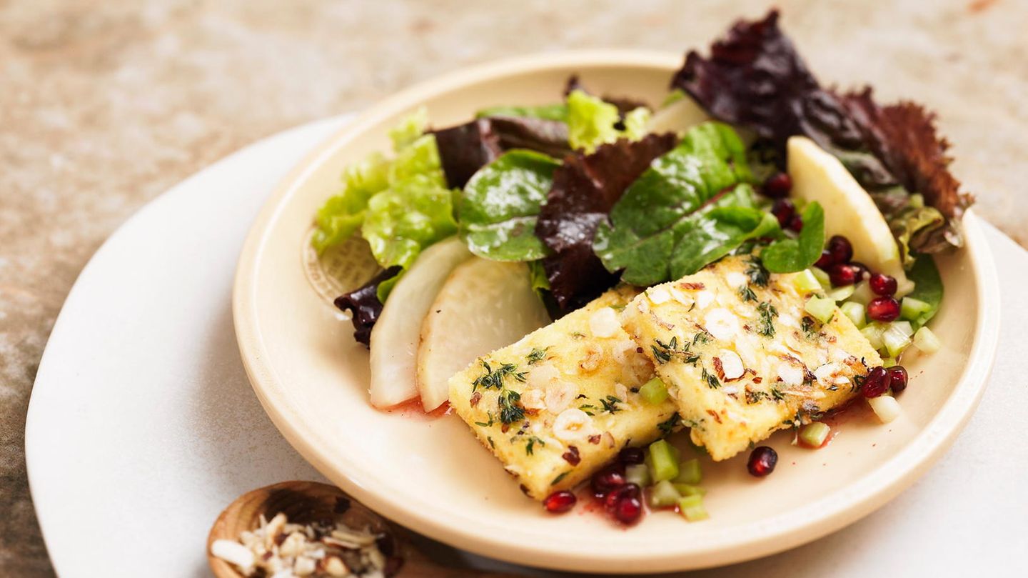 Gebackener Schafkäse im Thymian-Haselnussmantel auf Herbstsalat ...