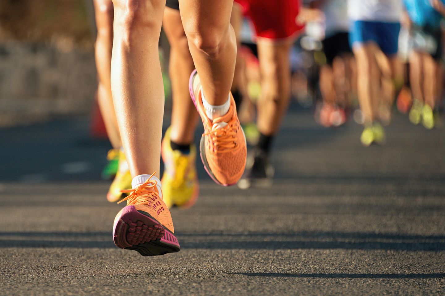 Ausschnitt laufender Füße beim Marathon