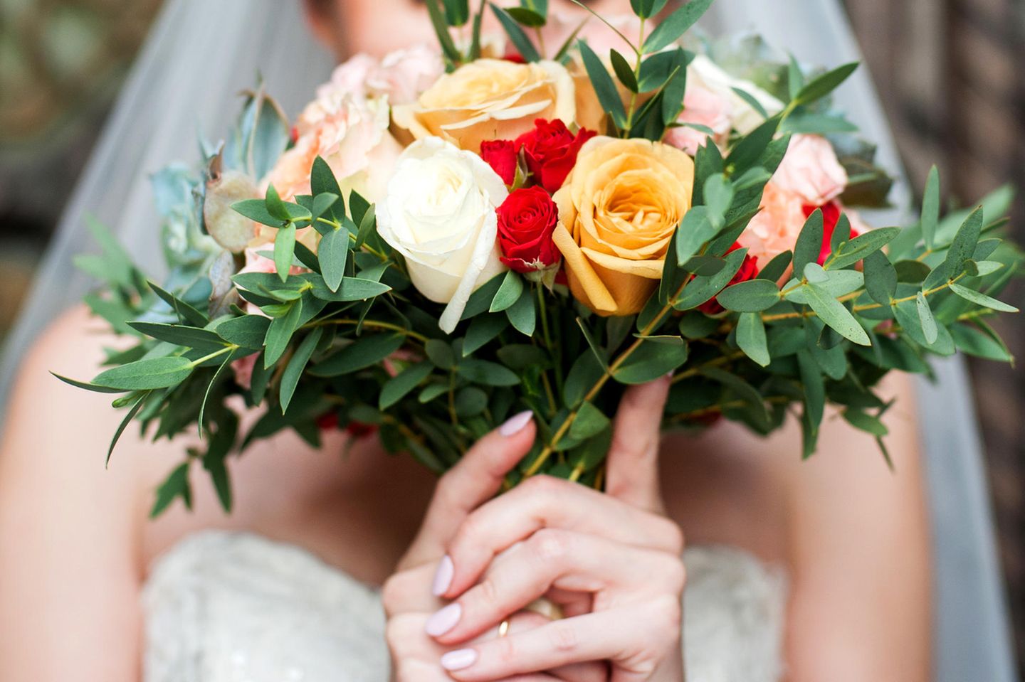 Hochzeitsfails: Eine Frau versteckt sich hinterm Brautstrauß