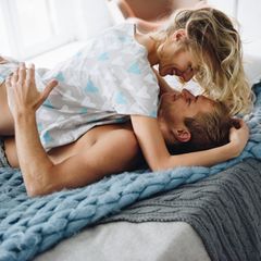 Einfache Tipps für guten Sex: Ein Pärchen hat Spaß im Bett