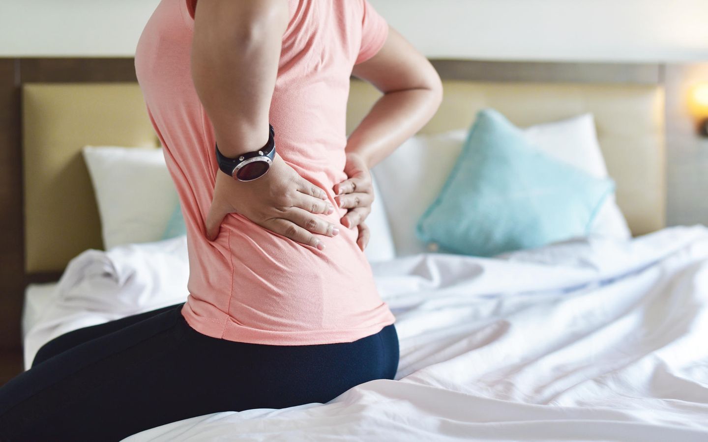 Gebärmutterhalskrebs: Frau mit Rückenschmerzen