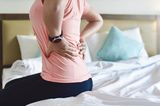 Gebärmutterhalskrebs: Frau mit Rückenschmerzen