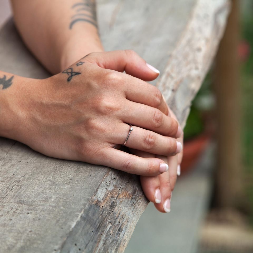 Tattoo am Handgelenk: Frau mit Tattoos am Handgelenk