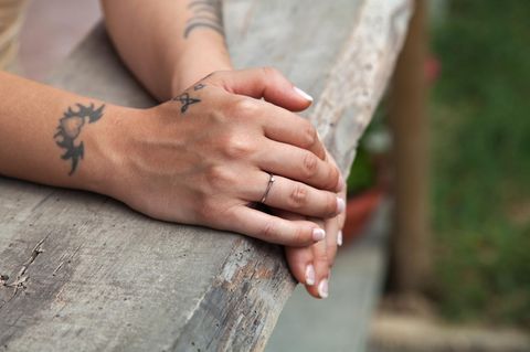 Tattoo am Handgelenk: Frau mit Tattoos am Handgelenk