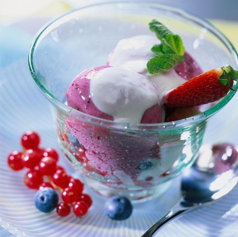 Beereneis mit Limetten-Joghurt-Soße | BRIGITTE.de