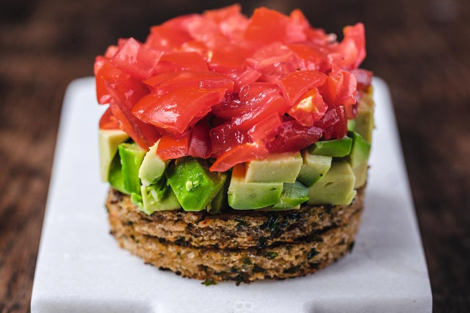 Food-Styling: Avocado-Tomaten-Salat auf Knoblauch-Toast