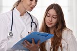 Vorsorge: Teenagerin und ihre Ärztn