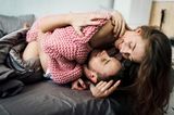 Einfache Tipps für guten Sex: Ein lächelndes Pärchen im Bett