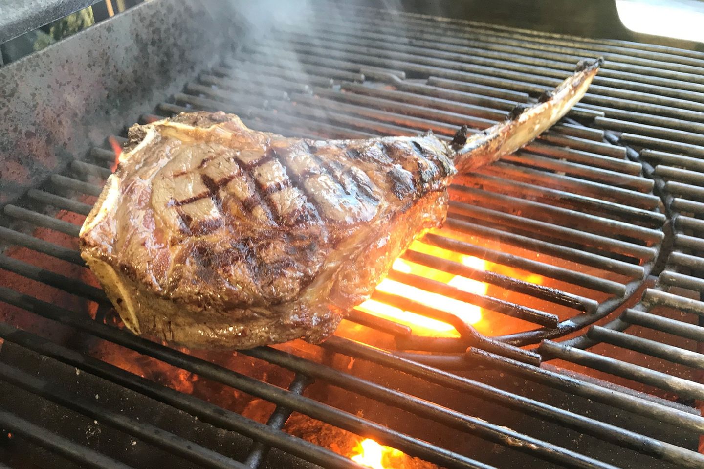 Tomahawk Steak Grillen So Gelingt Es Brigitte De