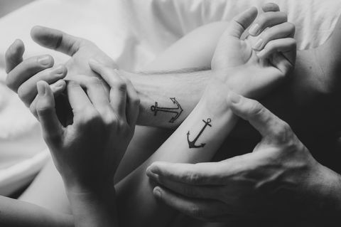 Anker Tattoo: Frau und Mann mit Anker Tattoos