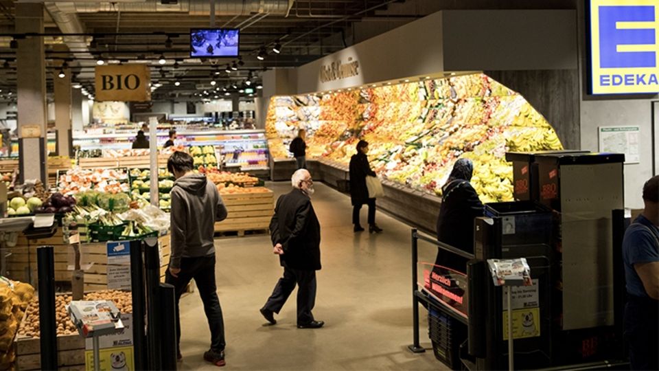Gefährlicher Besucher: Eine Edeka-Filiale muss die Feuerwehr rufen
