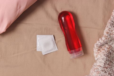 Was kann man mit Gleitgel machen? Eine Packung Gleitgel und Kondome