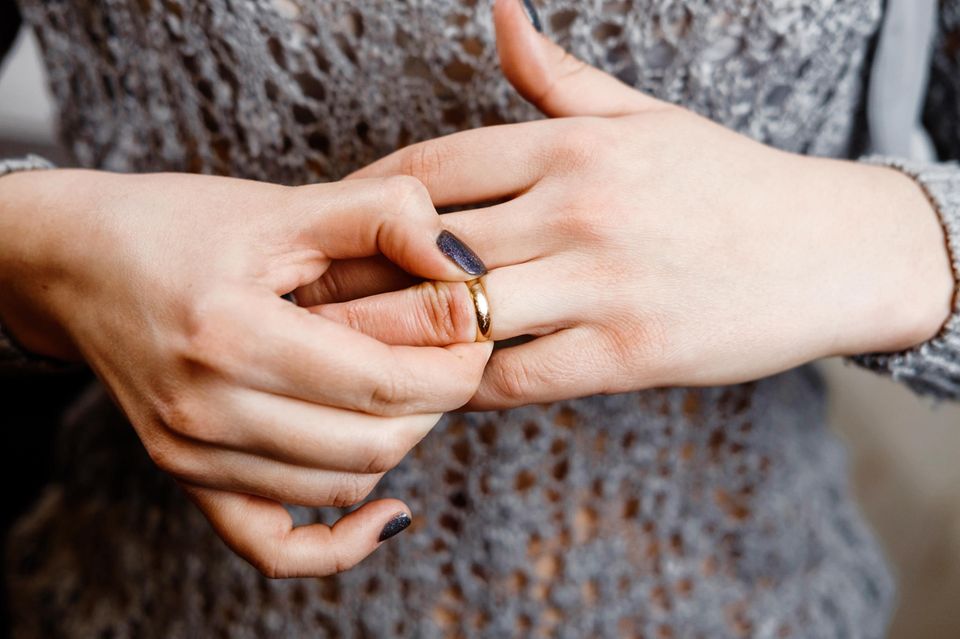 Was kann man mit Gleitgel machen? Eine Frau versucht, einen Ring vom Finger zu entfernen