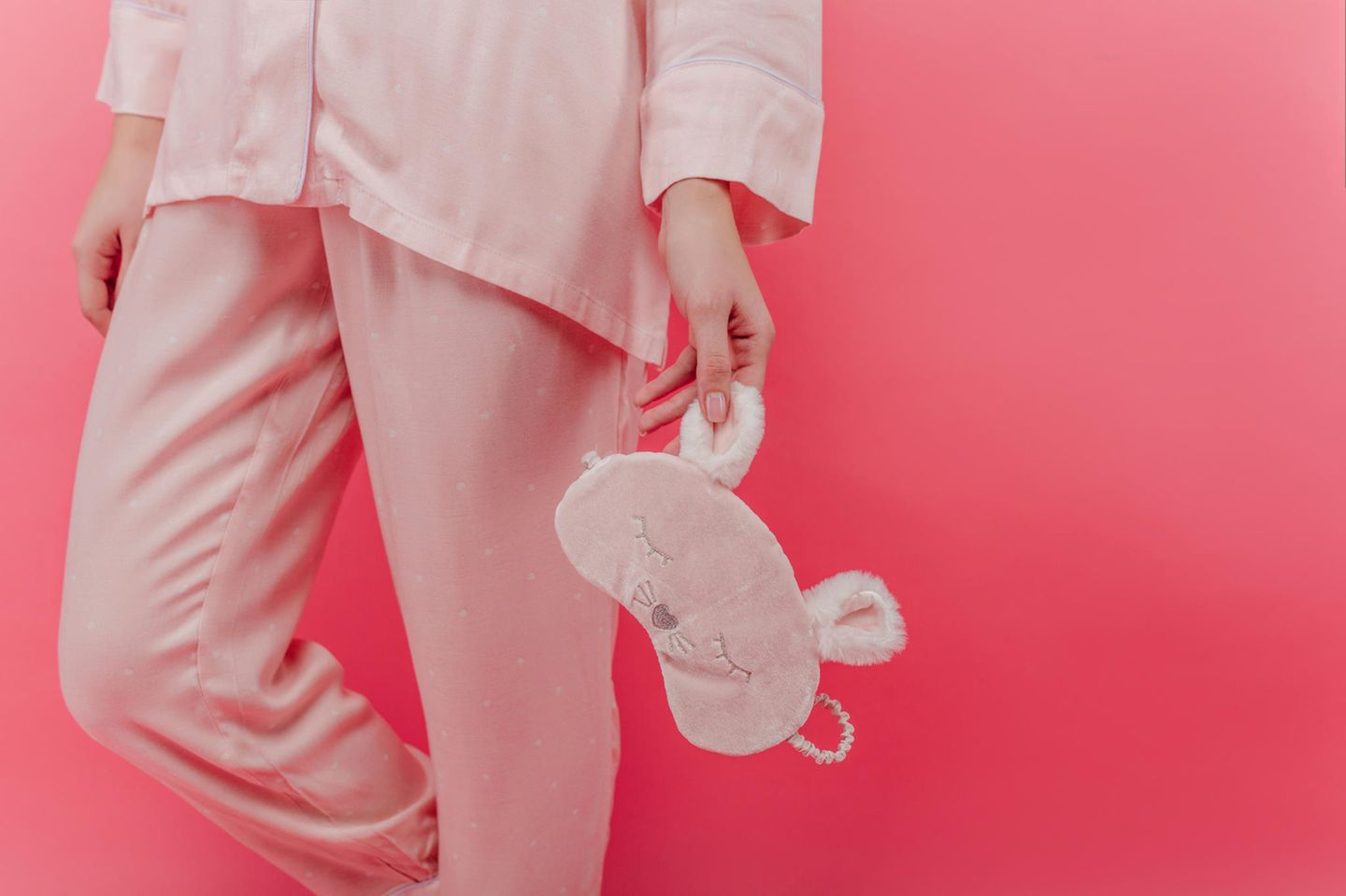 Rituale für den Schönheitsschlaf: Rosa Pyjama und Schlafmaske