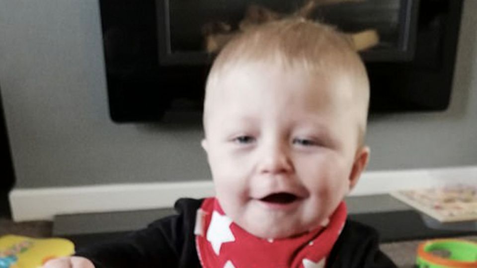 Ungewöhnliche Diagnose: Mutter denkt, ihr Kind hätte Schlaganfall auf Foto, dann wird aber eine seltene Erkrankung entdeckt