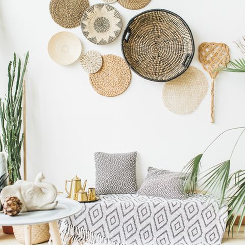 Wanddeko Ideen: die schönsten Inspirationen für dein Zuhause: Couch mit Decke, darüber Wandteller an der Wand