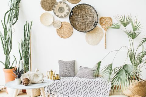 Wanddeko Ideen: die schönsten Inspirationen für dein Zuhause: Couch mit Decke, darüber Wandteller an der Wand