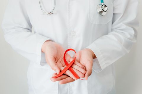 Aids Durchbruch?: Aids Schleife in Hand