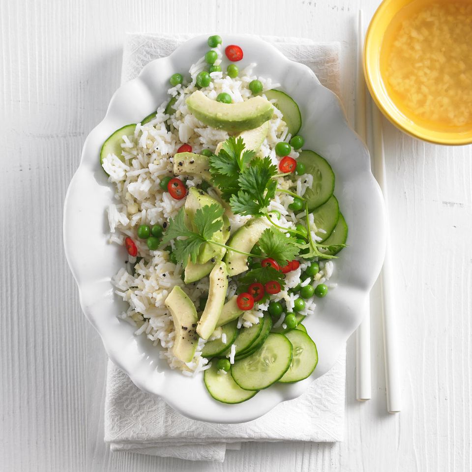 Reissalat mit Avocado und Gurke
