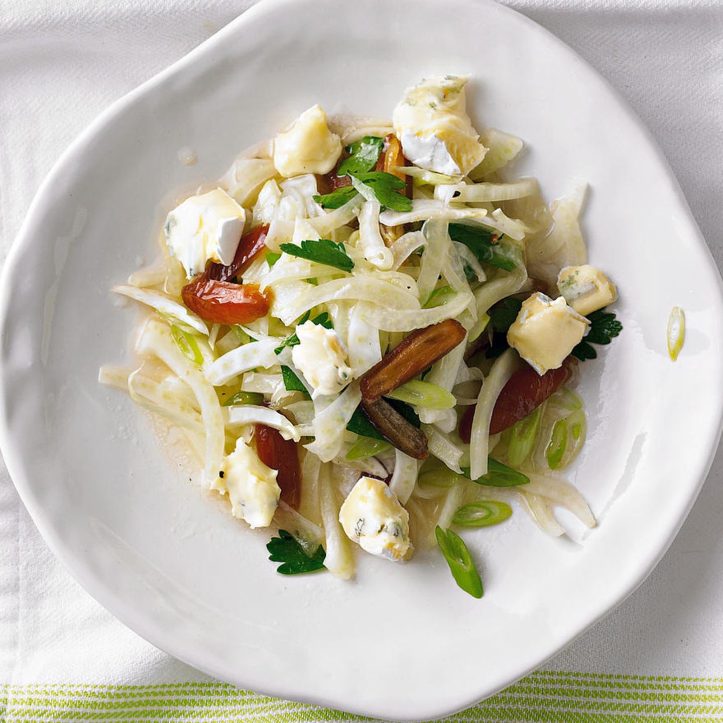 Fenchel-Dattel-Salat mit Edelpilzkäse