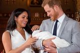 Stolze Eltern: Meghan und Harry zeigen überglücklich ihr Baby.